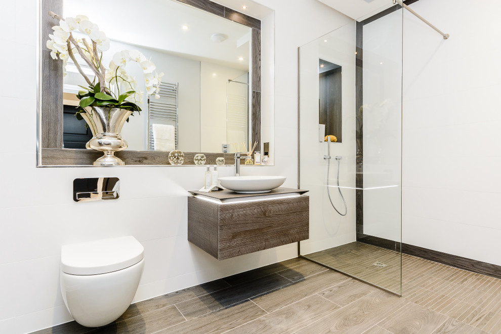 Immagine di una stanza da bagno contemporanea di medie dimensioni con ante lisce, ante marroni, zona vasca/doccia separata, WC sospeso, pareti bianche, lavabo sospeso e doccia aperta