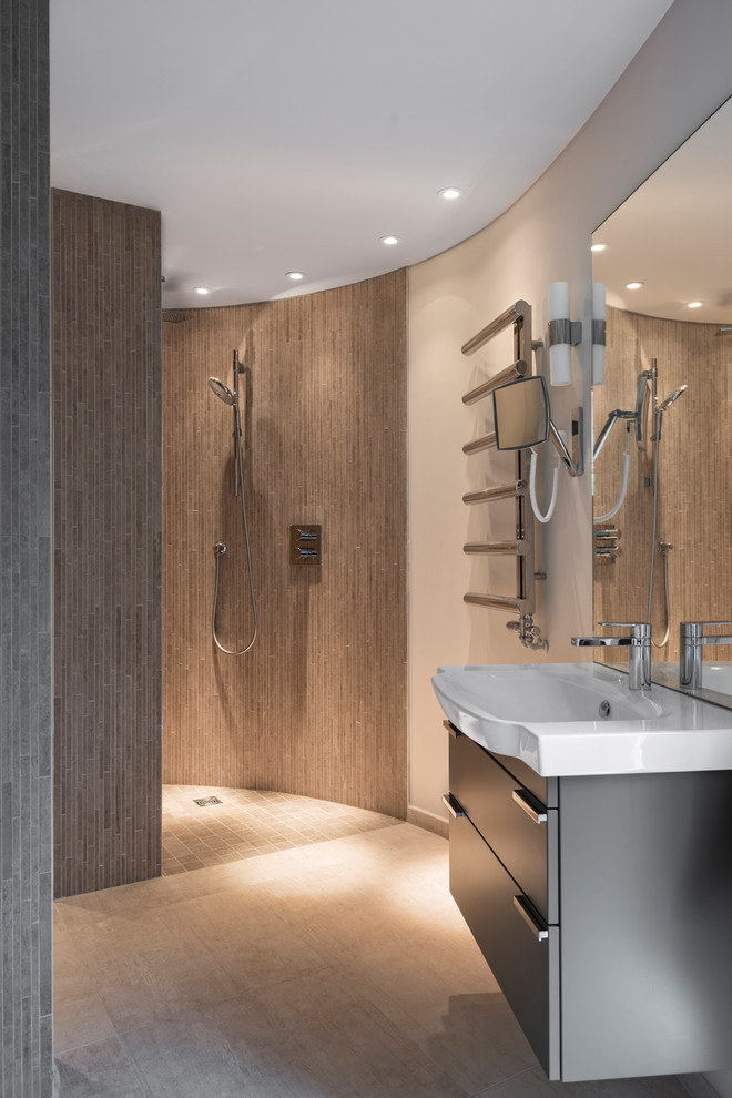 Bild på ett stort funkis badrum, med svarta skåp, en öppen dusch, ett väggmonterat handfat, beiget golv och med dusch som är öppen
