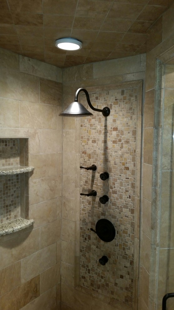 Inredning av ett klassiskt mellanstort badrum med dusch, med en dusch i en alkov och dusch med gångjärnsdörr
