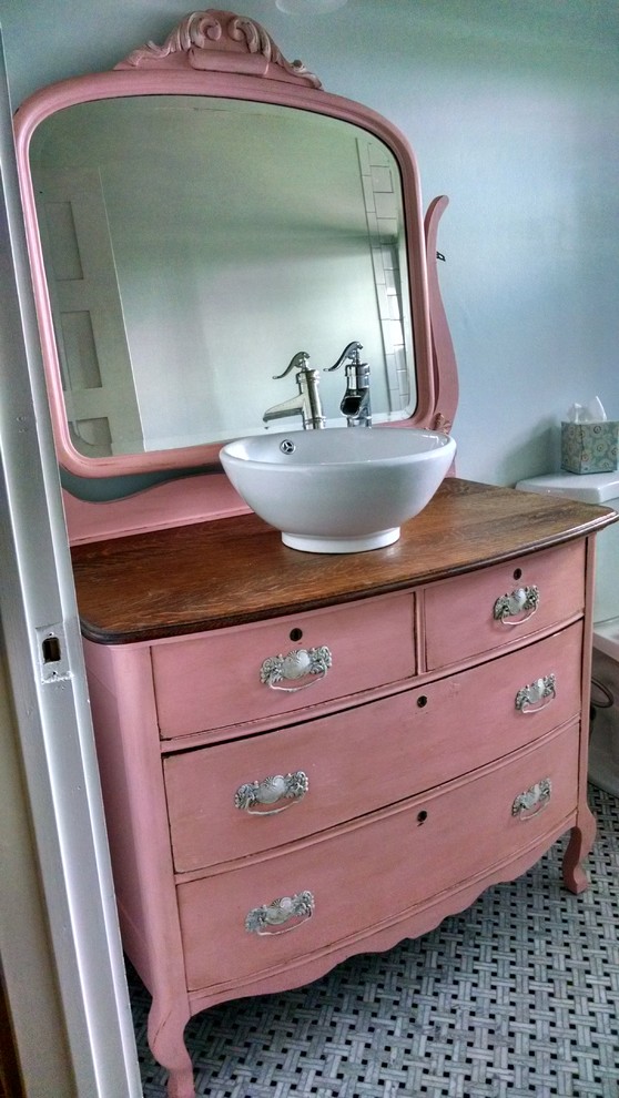 Country Badezimmer mit Aufsatzwaschbecken, verzierten Schränken, Schränken im Used-Look, Waschtisch aus Holz, grauen Fliesen, grüner Wandfarbe und Marmorboden in Austin