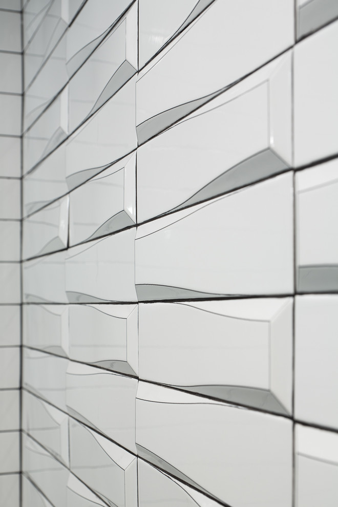 Пример оригинального дизайна: маленькая главная ванная комната в стиле неоклассика (современная классика) с фасадами с утопленной филенкой, черными фасадами, отдельно стоящей ванной, душевой комнатой, раздельным унитазом, белой плиткой, керамической плиткой, черными стенами, полом из керамической плитки, врезной раковиной, столешницей из искусственного кварца, серым полом, душем с распашными дверями и белой столешницей для на участке и в саду