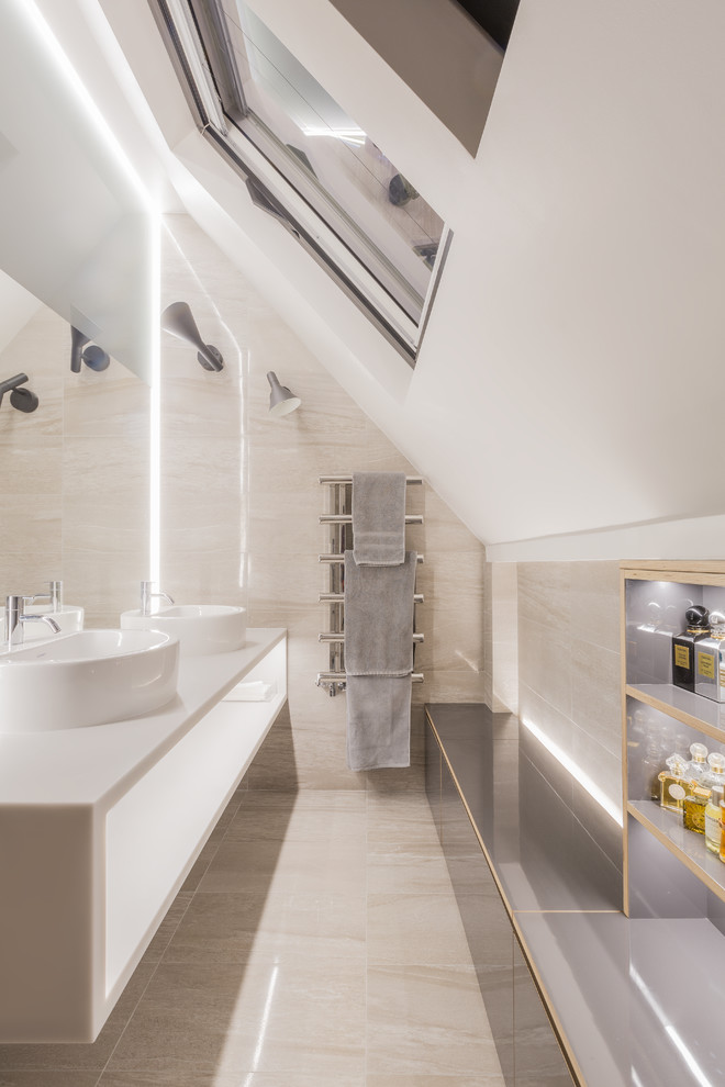 Kleines Modernes Badezimmer mit Aufsatzwaschbecken in London