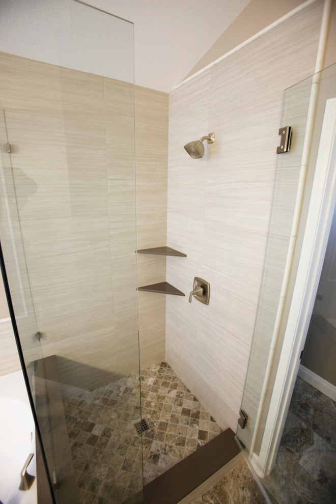 Mittelgroßes Modernes Badezimmer En Suite mit flächenbündigen Schrankfronten, weißen Schränken, Einbaubadewanne, Eckdusche, grauer Wandfarbe, Keramikboden, Einbauwaschbecken und Granit-Waschbecken/Waschtisch in Los Angeles