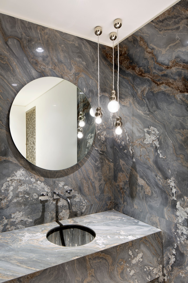 Стильный дизайн: главная ванная комната среднего размера в современном стиле с накладной раковиной и столешницей из оникса - последний тренд