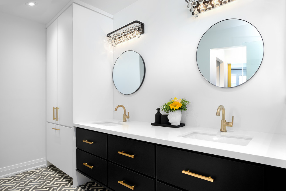 Exempel på ett stort eklektiskt vit vitt en-suite badrum, med släta luckor, svarta skåp, en hörndusch, en toalettstol med hel cisternkåpa, vit kakel, vita väggar, ett nedsänkt handfat, bänkskiva i kvarts, dusch med gångjärnsdörr, cementgolv och flerfärgat golv