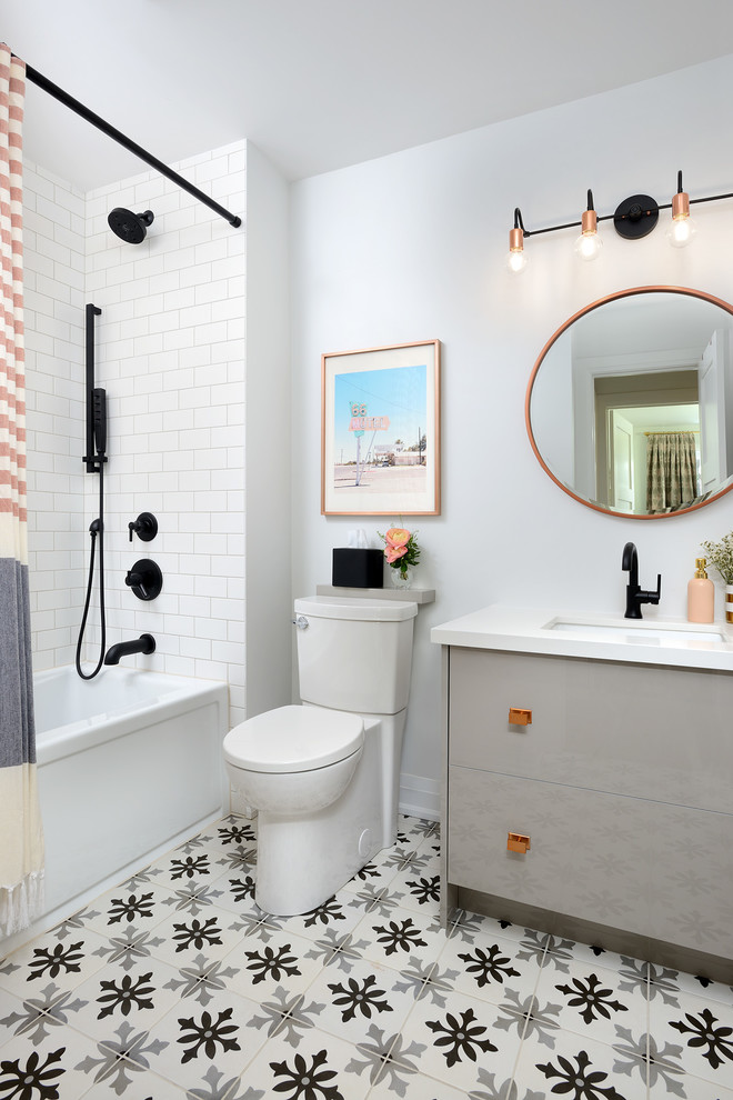 Источник вдохновения для домашнего уюта: детская ванная комната среднего размера в современном стиле с серыми фасадами, ванной в нише, раздельным унитазом, белой плиткой, белыми стенами, полом из цементной плитки, столешницей из искусственного кварца, разноцветным полом, шторкой для ванной, белой столешницей, душем над ванной, плиткой кабанчик, врезной раковиной и плоскими фасадами