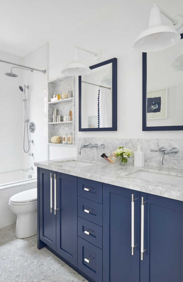 Свежая идея для дизайна: ванная комната в стиле неоклассика (современная классика) с фасадами в стиле шейкер, синими фасадами, белой плиткой, плиткой кабанчик, белыми стенами, полом из мозаичной плитки, врезной раковиной, белым полом, серой столешницей и зеркалом с подсветкой - отличное фото интерьера