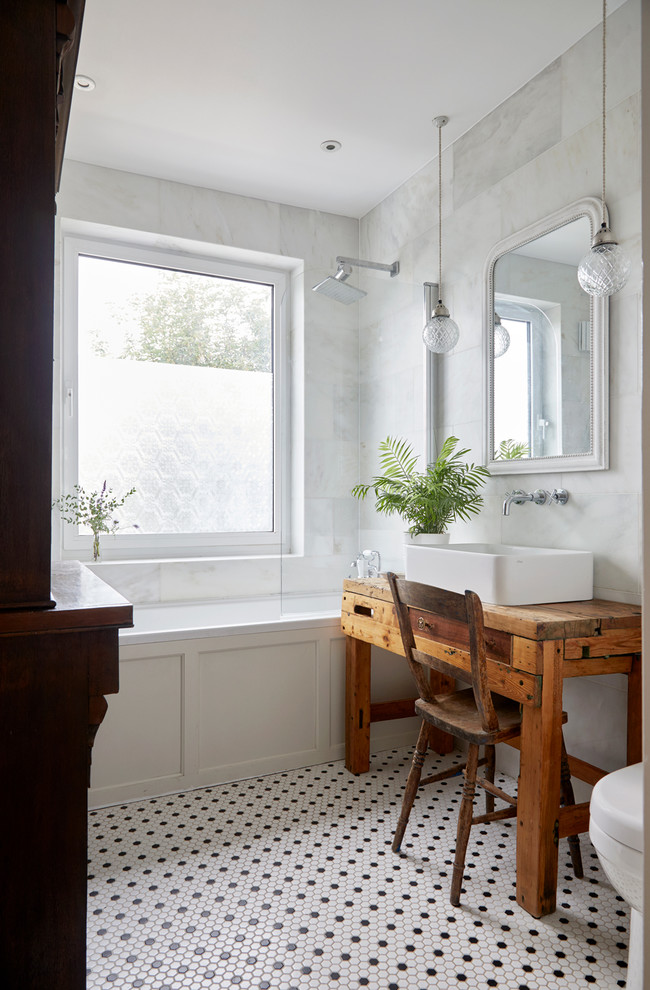 Idéer för eklektiska brunt badrum med dusch, med skåp i mellenmörkt trä, ett badkar i en alkov, en dusch/badkar-kombination, vit kakel, mosaikgolv, ett fristående handfat, träbänkskiva, flerfärgat golv och med dusch som är öppen