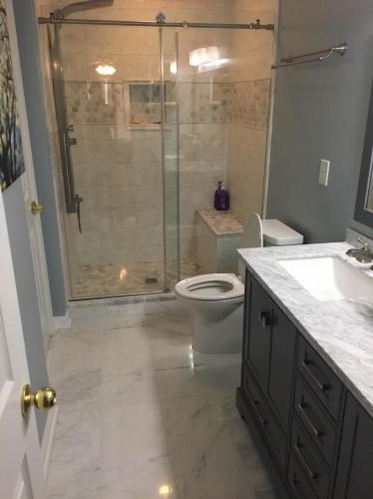 Exemple d'une salle de bain moderne de taille moyenne avec un placard avec porte à panneau encastré, des portes de placard noires, WC séparés, un carrelage beige, des carreaux de céramique, un mur gris, un sol en marbre, un lavabo encastré, un plan de toilette en surface solide, un sol blanc, une cabine de douche à porte coulissante et un plan de toilette gris.