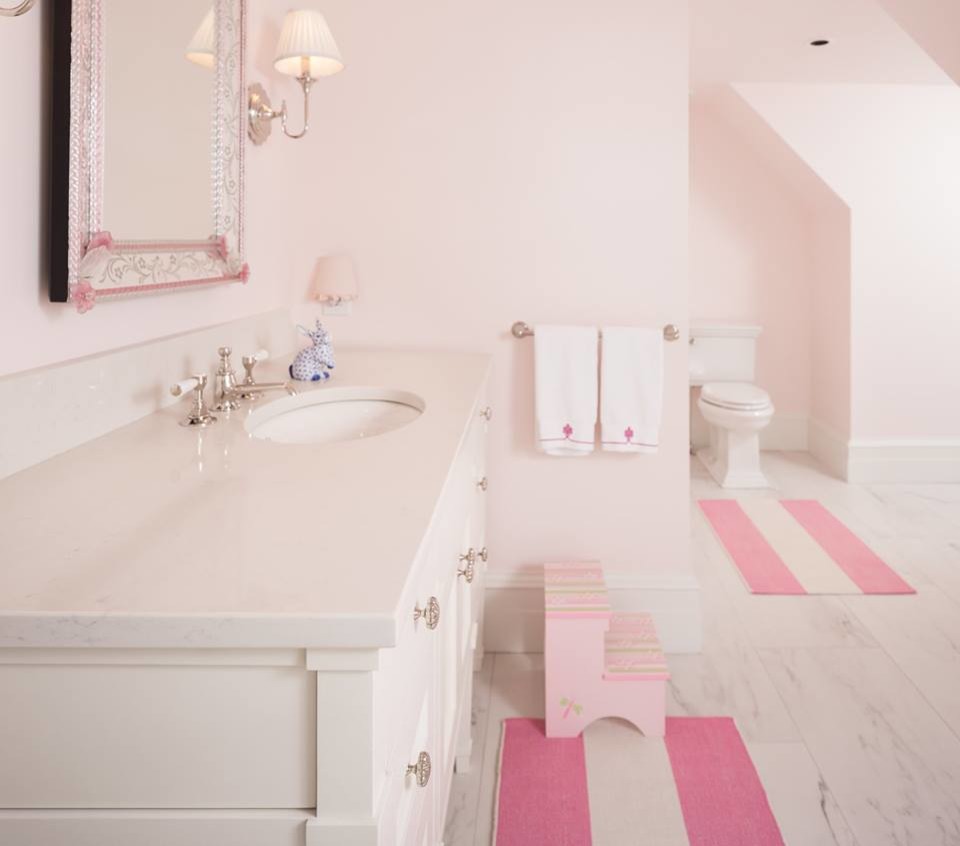 Immagine di una stanza da bagno per bambini tradizionale di medie dimensioni con ante con riquadro incassato, ante bianche, WC a due pezzi, pareti bianche, pavimento in marmo, lavabo sottopiano, top in marmo, pavimento bianco e top bianco