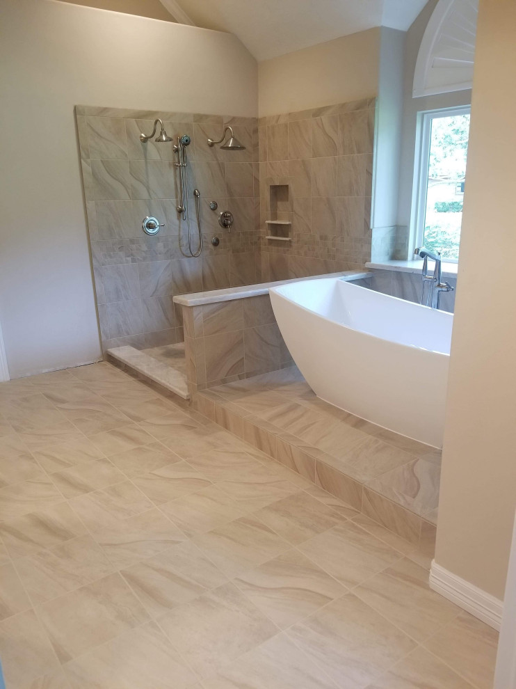 Idee per una stanza da bagno padronale classica di medie dimensioni con piastrelle marroni, piastrelle in gres porcellanato e top piastrellato