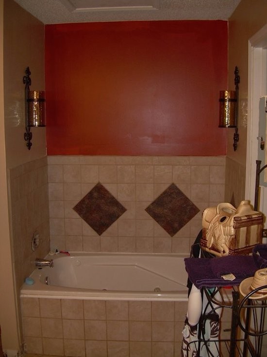 オースティンにあるトラディショナルスタイルのおしゃれな浴室 (アルコーブ型浴槽、ベージュのタイル、セラミックタイル、赤い壁) の写真