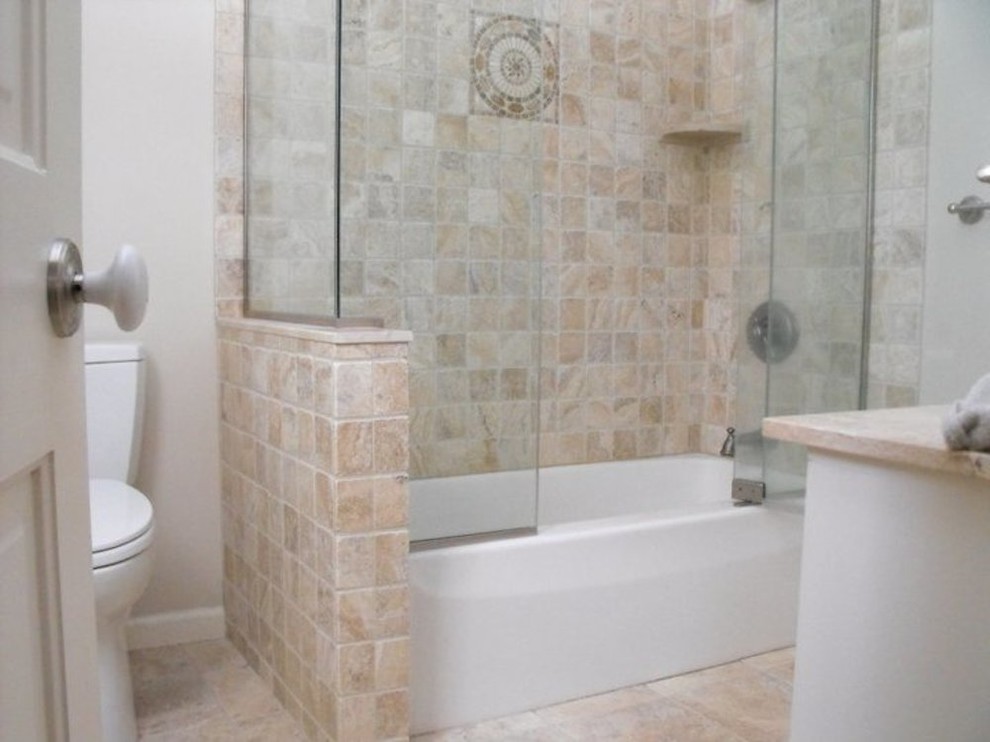 На фото: ванная комната среднего размера в стиле неоклассика (современная классика) с открытым душем, унитазом-моноблоком, керамической плиткой, белыми стенами и полом из керамической плитки с