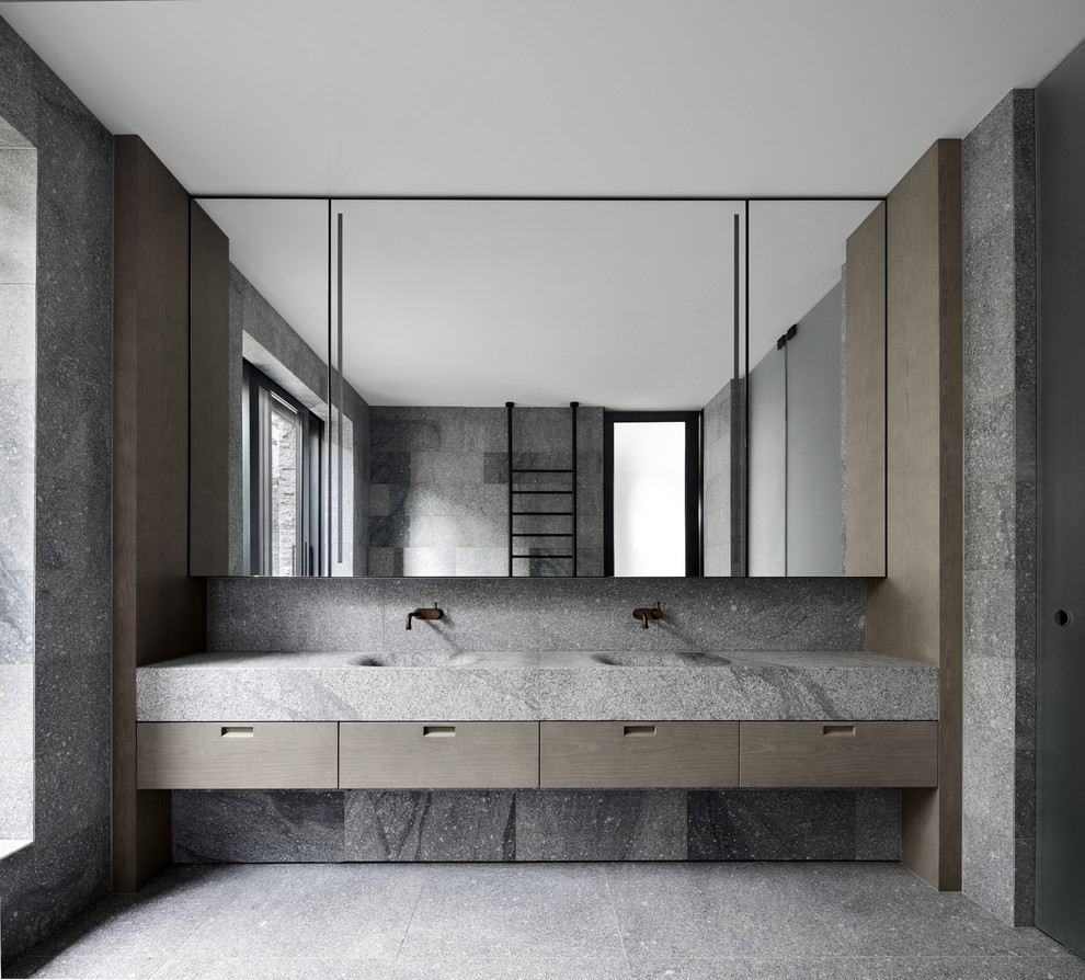 Inspiration pour une salle de bain minimaliste avec un placard à porte plane, des portes de placard grises, un carrelage gris, un mur rouge, un lavabo intégré, un sol gris et un plan de toilette gris.