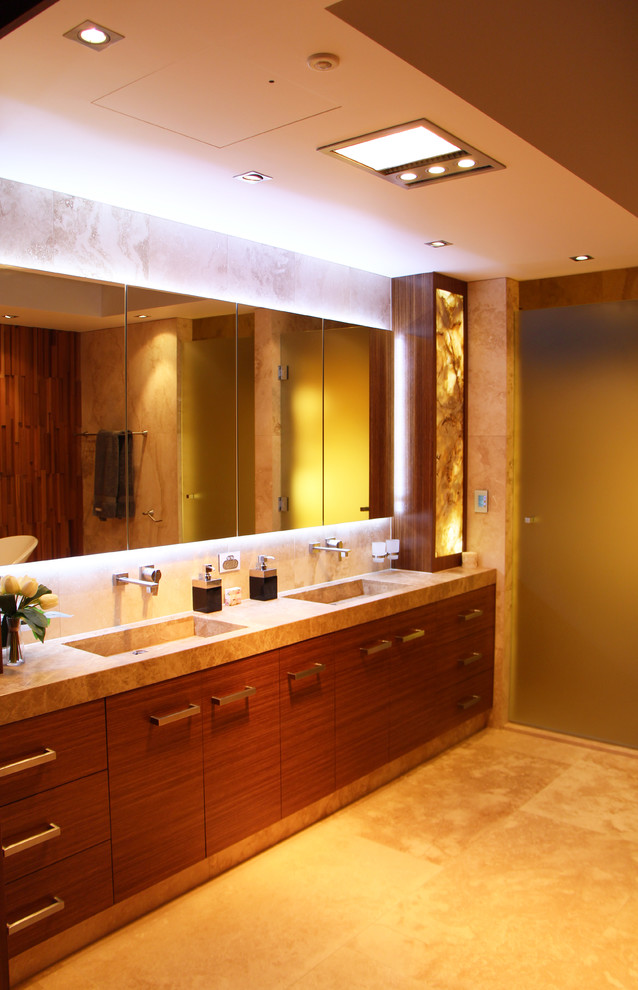 Свежая идея для дизайна: большая главная ванная комната в стиле модернизм с фасадами островного типа, фасадами цвета дерева среднего тона, мраморной столешницей, бежевой плиткой и каменной плиткой - отличное фото интерьера