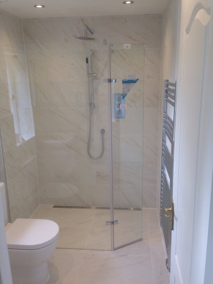 Immagine di una stanza da bagno padronale minimalista di medie dimensioni con ante bianche, doccia aperta, pareti bianche e pavimento in gres porcellanato