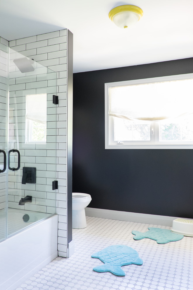 Идея дизайна: детская ванная комната в стиле модернизм с плоскими фасадами, бежевыми фасадами, накладной ванной, душем над ванной, унитазом-моноблоком, черно-белой плиткой, керамической плиткой, черными стенами, полом из керамической плитки, накладной раковиной, разноцветным полом и душем с распашными дверями
