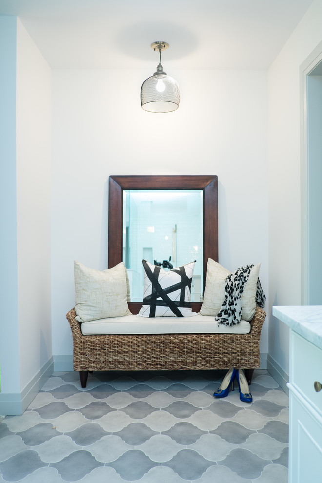 Bild på ett funkis en-suite badrum, med en dusch i en alkov, en toalettstol med hel cisternkåpa, vit kakel, keramikplattor, vita väggar, cementgolv, ett nedsänkt handfat, marmorbänkskiva, flerfärgat golv och dusch med gångjärnsdörr