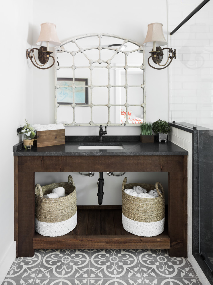 Пример оригинального дизайна: ванная комната в стиле фьюжн с темными деревянными фасадами, белыми стенами, врезной раковиной и серым полом
