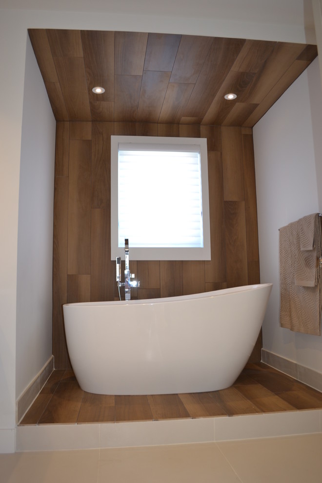 Ejemplo de cuarto de baño minimalista pequeño con bañera exenta, baldosas y/o azulejos marrones, baldosas y/o azulejos de porcelana, paredes blancas y suelo de baldosas de porcelana