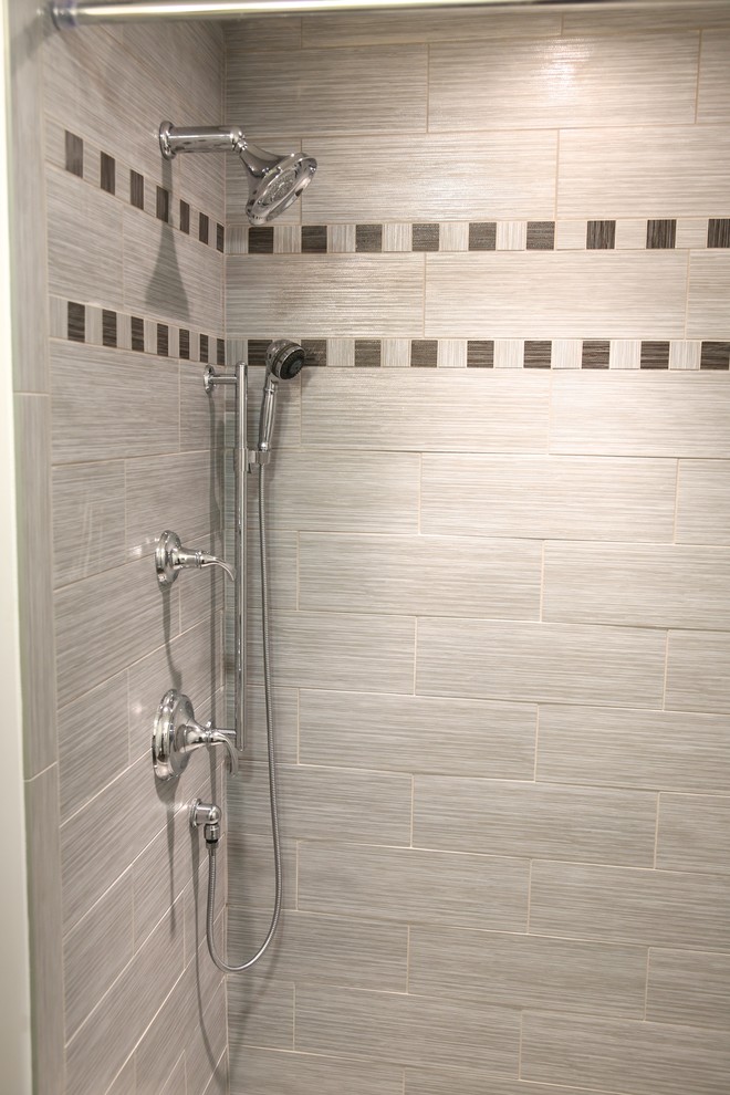 Ejemplo de cuarto de baño moderno con ducha empotrada, baldosas y/o azulejos grises, baldosas y/o azulejos de porcelana y suelo de baldosas de porcelana
