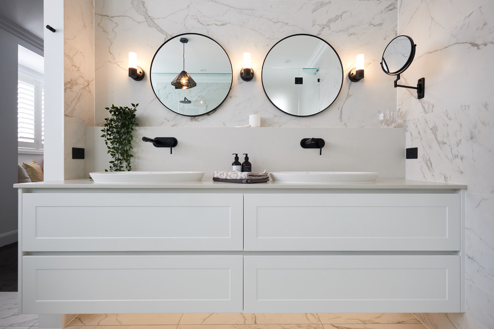Klassisches Badezimmer mit Schrankfronten im Shaker-Stil, weißen Schränken, weißen Fliesen, weißer Wandfarbe, Einbauwaschbecken, weißem Boden und weißer Waschtischplatte in Brisbane