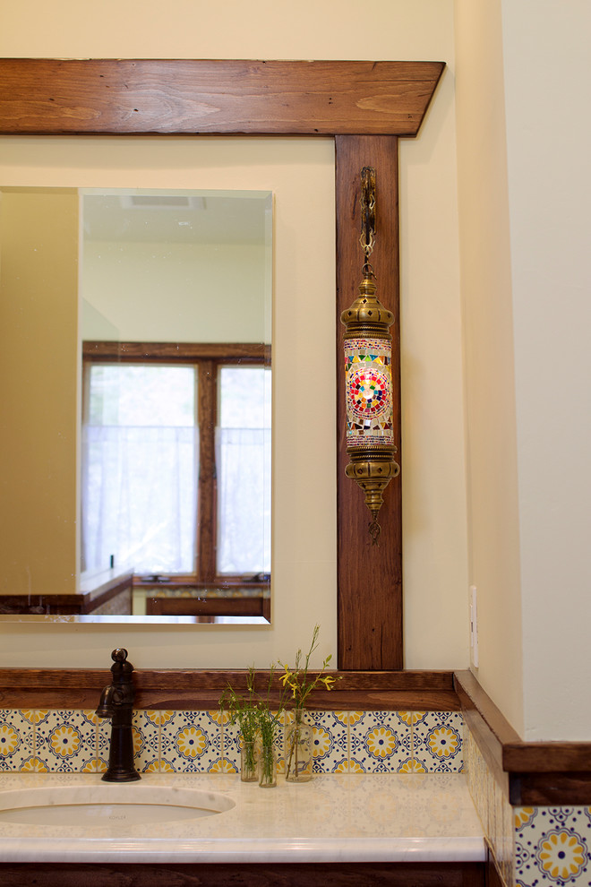 Exemple d'une salle d'eau méditerranéenne en bois brun avec une douche à l'italienne, WC à poser, un carrelage multicolore, un mur beige, tomettes au sol, un lavabo encastré, un sol rouge, aucune cabine, un placard en trompe-l'oeil et un plan de toilette en marbre.