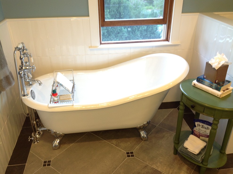 Foto de cuarto de baño clásico renovado con bañera con patas, baldosas y/o azulejos grises y baldosas y/o azulejos de porcelana