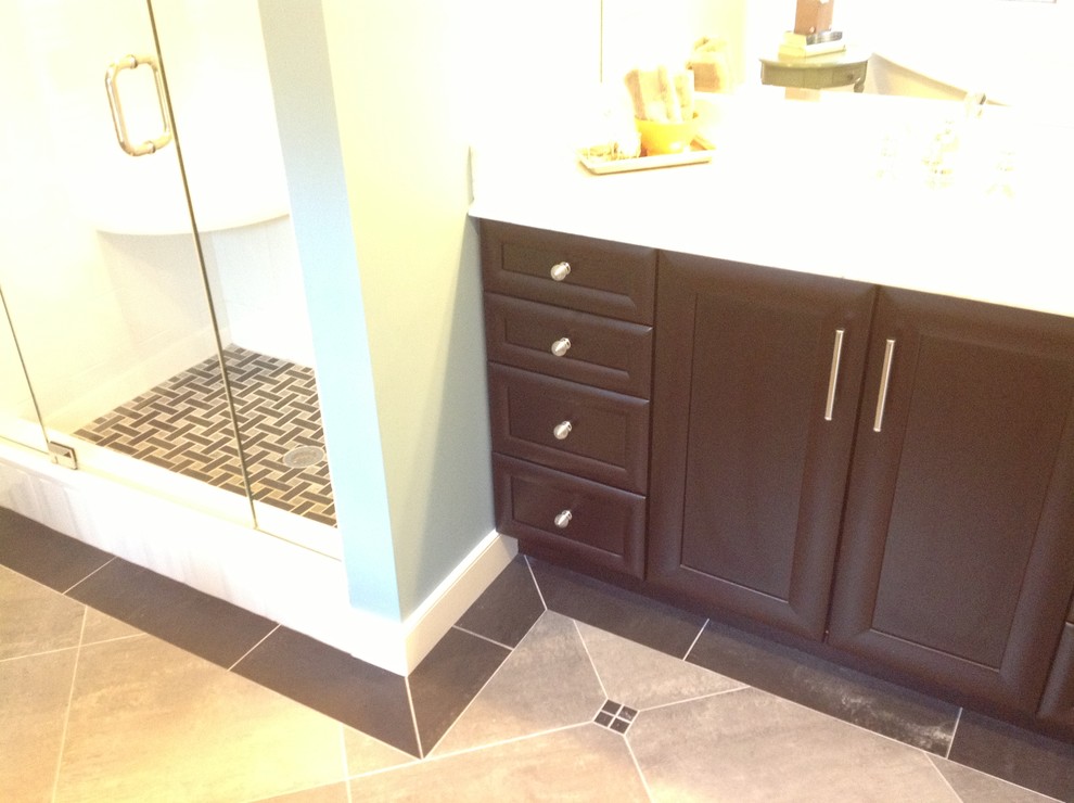 На фото: ванная комната в стиле неоклассика (современная классика) с ванной в нише, серой плиткой и керамогранитной плиткой