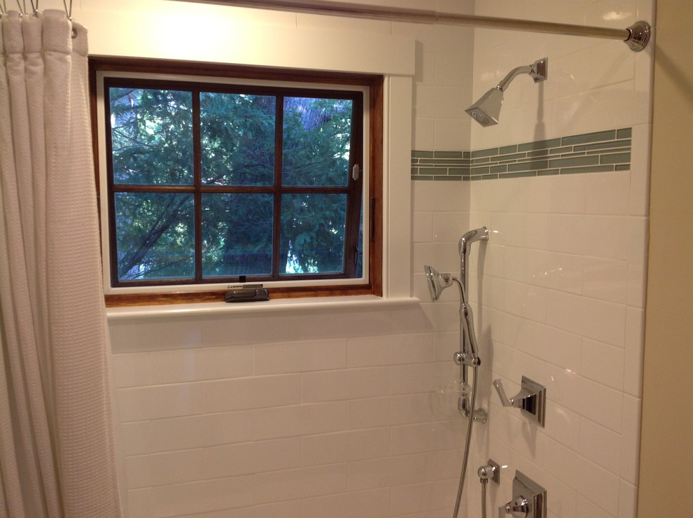 Пример оригинального дизайна: ванная комната в стиле неоклассика (современная классика) с ванной в нише, белой плиткой и керамической плиткой