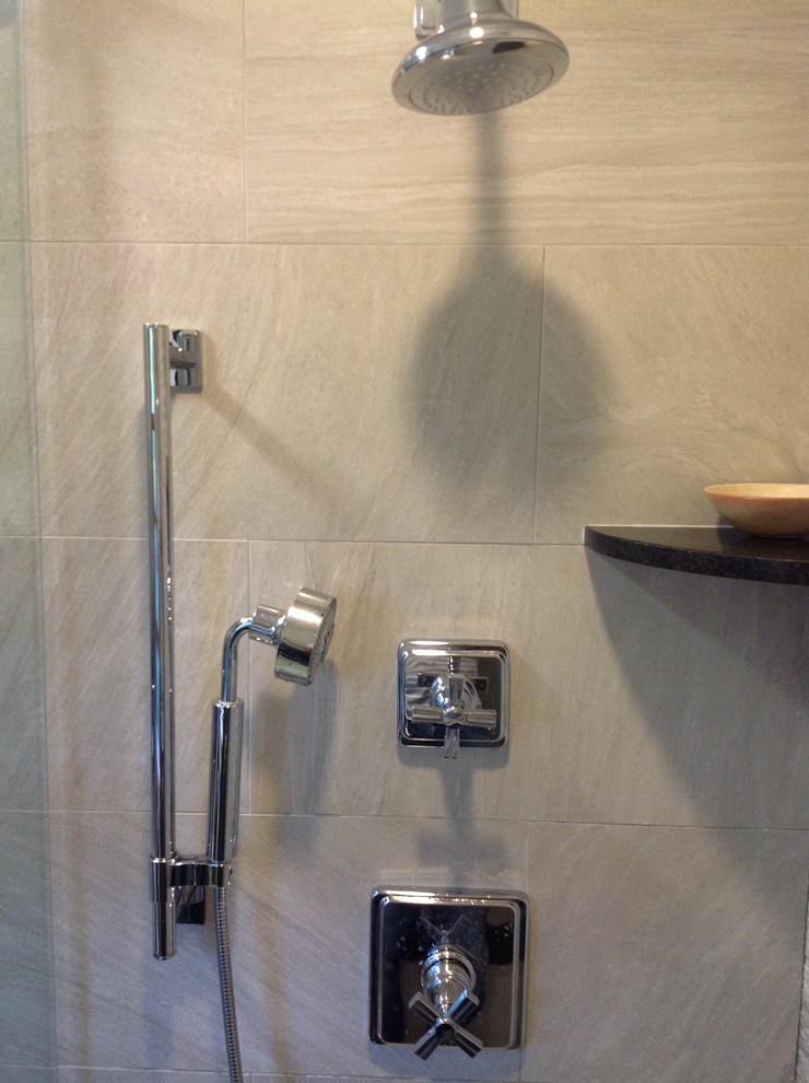 Idee per una stanza da bagno tradizionale con doccia alcova, piastrelle grigie e piastrelle in gres porcellanato