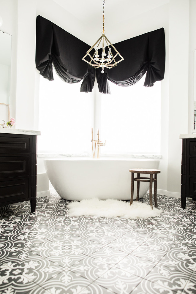 Idéer för stora eklektiska vitt en-suite badrum, med möbel-liknande, svarta skåp, ett fristående badkar, en hörndusch, en toalettstol med separat cisternkåpa, vit kakel, porslinskakel, vita väggar, klinkergolv i porslin, ett nedsänkt handfat, marmorbänkskiva, svart golv och dusch med gångjärnsdörr