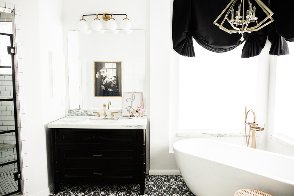 Bild på ett stort eklektiskt vit vitt en-suite badrum, med möbel-liknande, svarta skåp, ett fristående badkar, en hörndusch, en toalettstol med separat cisternkåpa, vit kakel, porslinskakel, vita väggar, ett nedsänkt handfat, marmorbänkskiva, svart golv och dusch med gångjärnsdörr