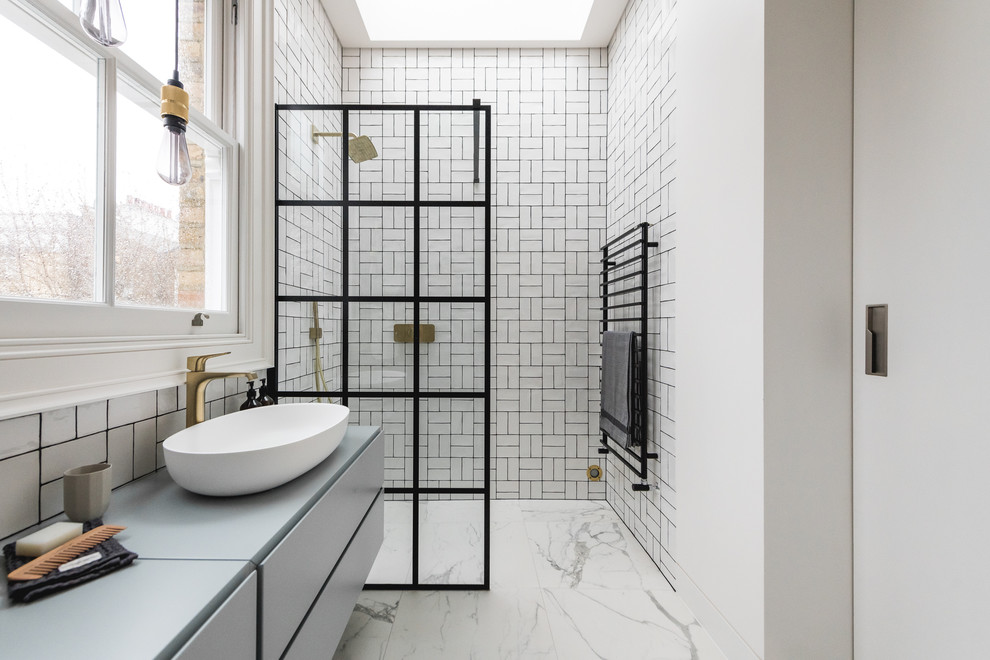 Idéer för stora funkis grått badrum med dusch, med släta luckor, en öppen dusch, vit kakel, keramikplattor, vita väggar, marmorgolv, vitt golv, med dusch som är öppen, grå skåp och ett fristående handfat