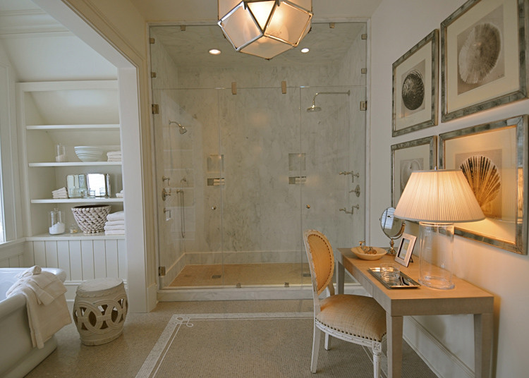 Идея дизайна: большая главная ванная комната в морском стиле с белыми фасадами, отдельно стоящей ванной, душем в нише, бежевой плиткой, керамической плиткой, белыми стенами и полом из мозаичной плитки