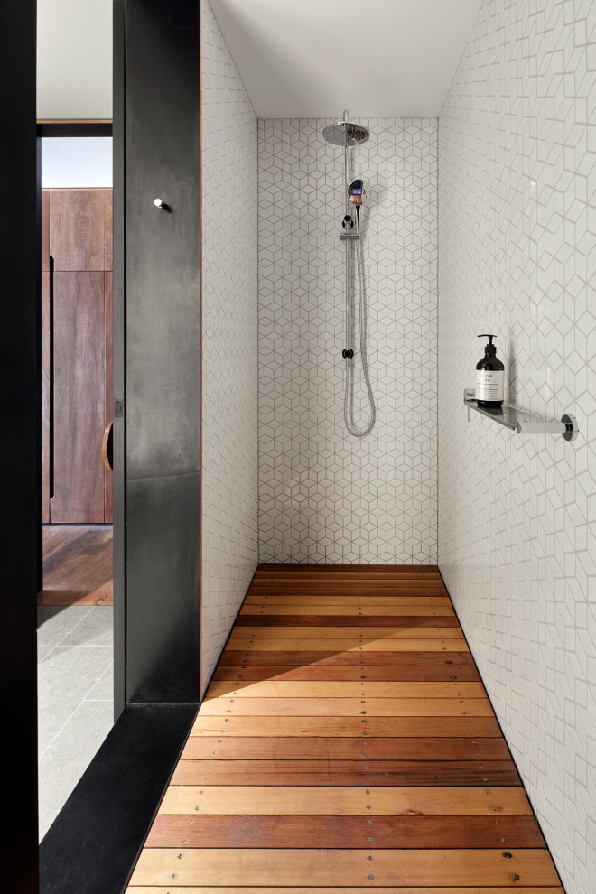 Idée de décoration pour une petite salle de bain design pour enfant avec un espace douche bain, un carrelage blanc, mosaïque, un mur blanc, un sol en bois brun et un sol gris.