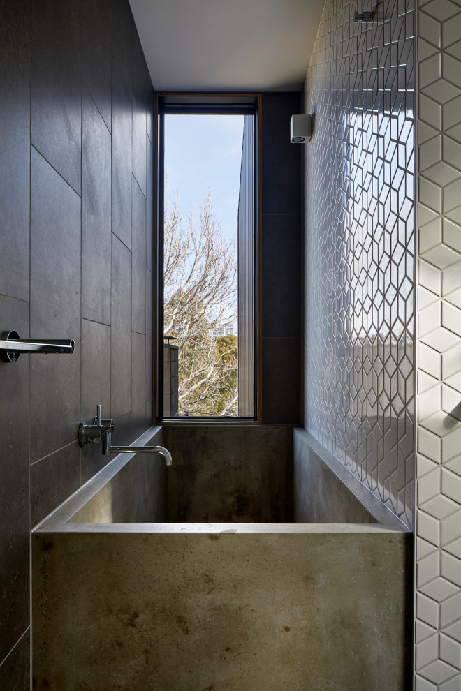 Esempio di una piccola stanza da bagno padronale moderna con vasca da incasso, piastrelle bianche, piastrelle a mosaico e mobile bagno incassato