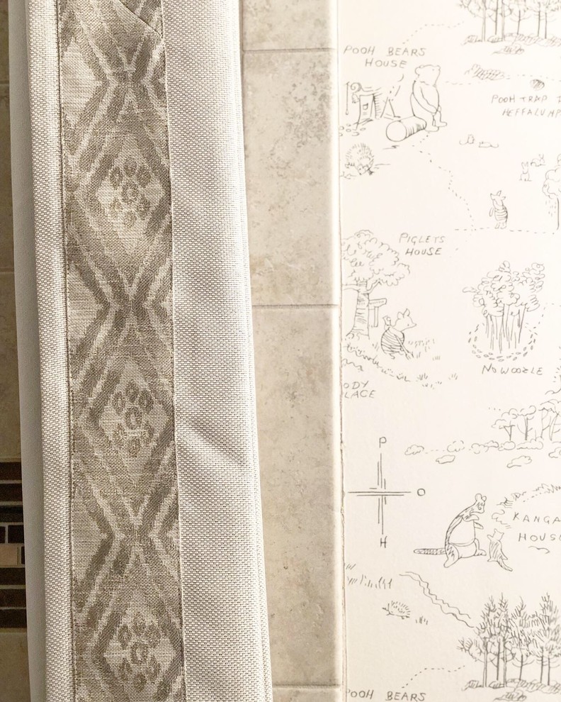 Пример оригинального дизайна: маленькая детская ванная комната в стиле неоклассика (современная классика) с фасадами в стиле шейкер, серыми фасадами, накладной ванной, душем над ванной, унитазом-моноблоком, бежевой плиткой, керамической плиткой, белыми стенами, полом из керамической плитки, накладной раковиной, столешницей из гранита, серым полом, шторкой для ванной и белой столешницей для на участке и в саду
