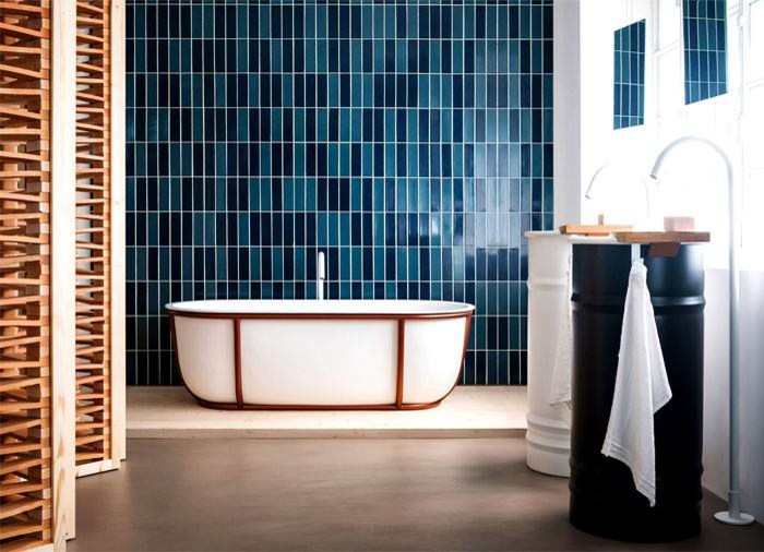 Exempel på ett stort eklektiskt brun brunt en-suite badrum, med svarta skåp, ett fristående badkar, blå kakel, glasskiva, vita väggar, mellanmörkt trägolv, träbänkskiva och brunt golv