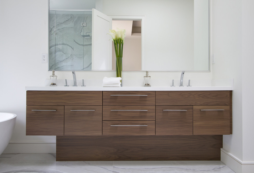 Réalisation d'une salle de bain principale minimaliste en bois foncé de taille moyenne avec un placard à porte plane, une baignoire indépendante, un mur blanc, un sol en marbre, un lavabo encastré, un plan de toilette en quartz modifié, un sol gris et un plan de toilette blanc.