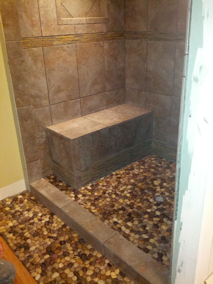 Пример оригинального дизайна: ванная комната с угловым душем, бежевой плиткой, керамической плиткой, бежевыми стенами и полом из галечной плитки