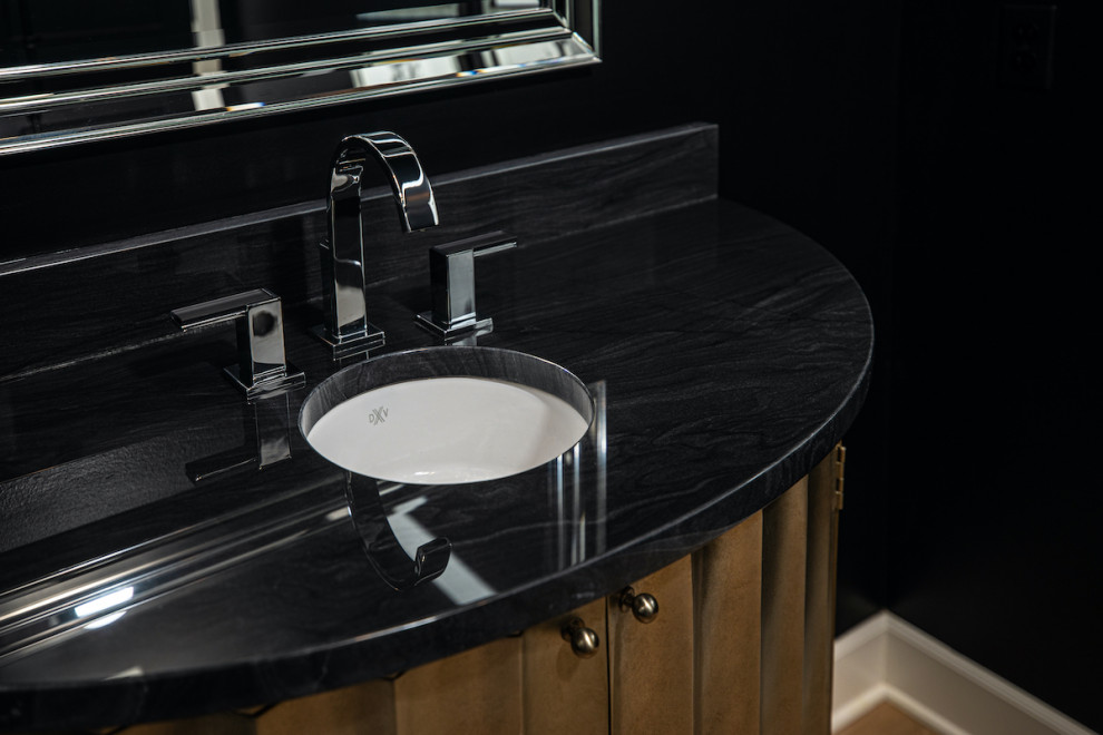 Cette image montre une salle d'eau traditionnelle avec des portes de placard noires, un plan de toilette en quartz, un plan de toilette noir, meuble simple vasque et meuble-lavabo sur pied.