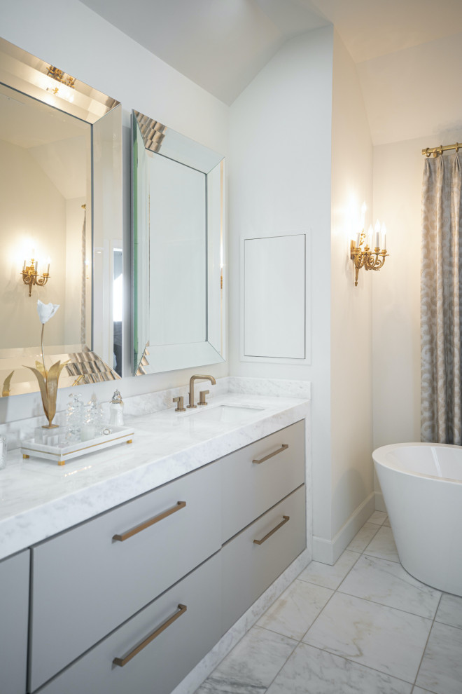 Modelo de cuarto de baño principal, doble y a medida clásico con puertas de armario blancas, baldosas y/o azulejos blancos, baldosas y/o azulejos de mármol, encimera de mármol y encimeras blancas