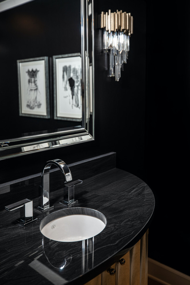 Idée de décoration pour une salle d'eau tradition avec des portes de placard noires, un plan de toilette en quartz, un plan de toilette noir, meuble simple vasque et meuble-lavabo sur pied.