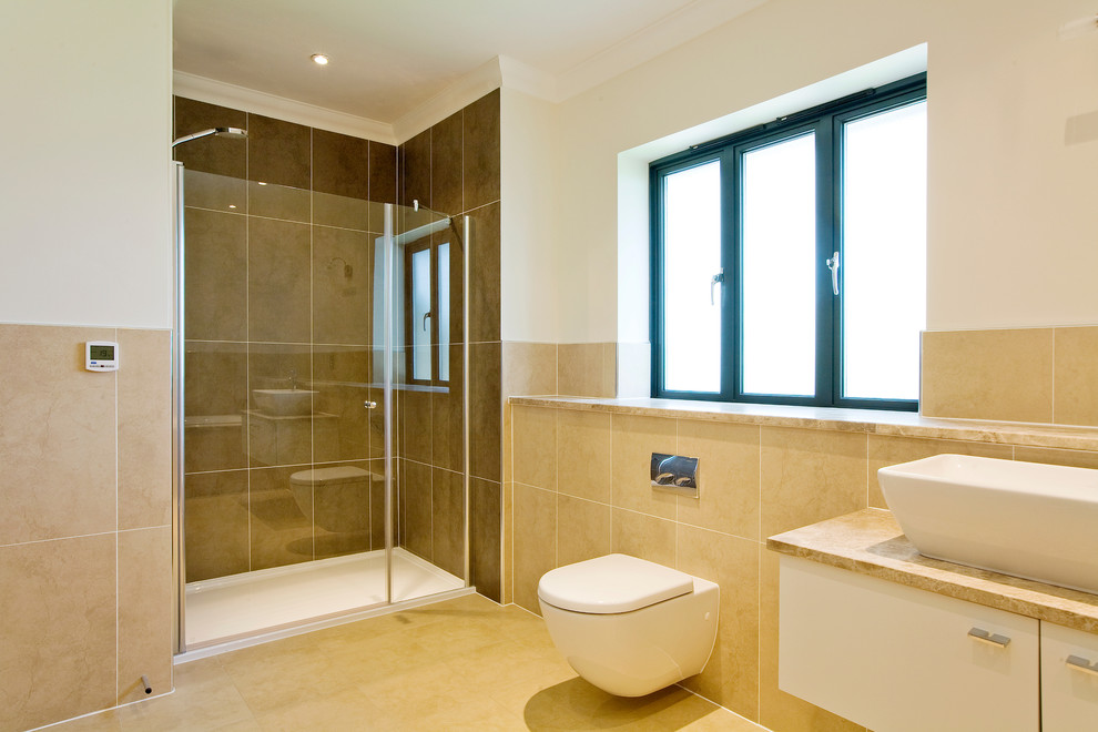 Ispirazione per una stanza da bagno padronale minimal di medie dimensioni con lavabo a consolle, consolle stile comò, ante bianche, top in marmo, doccia doppia, WC sospeso e piastrelle beige