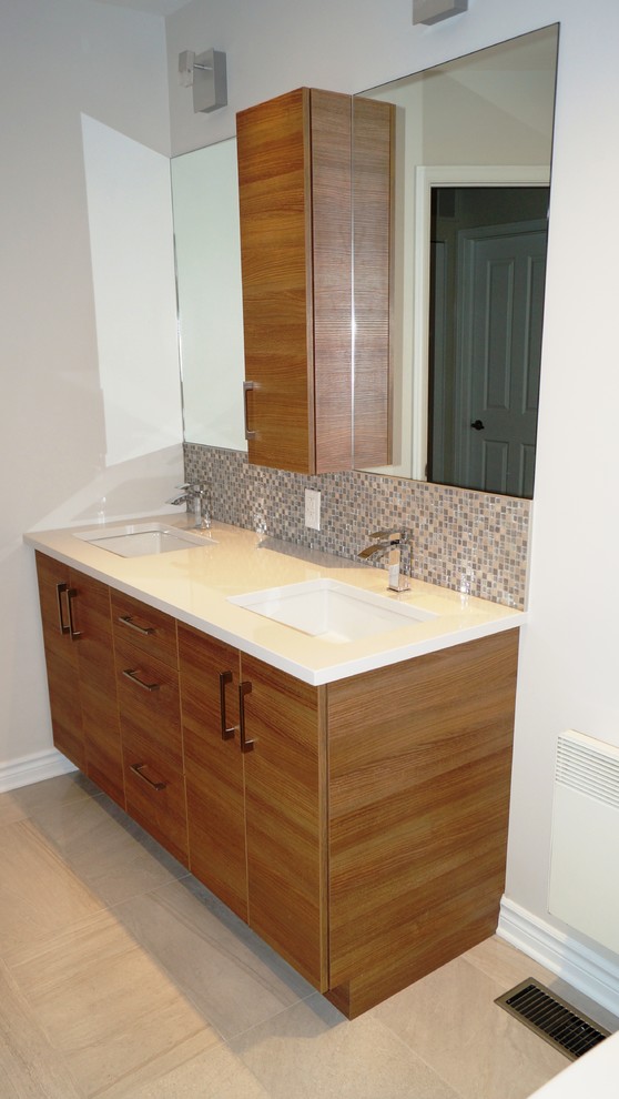 Cette photo montre une salle de bain moderne en bois brun de taille moyenne avec un placard à porte plane et un mur blanc.