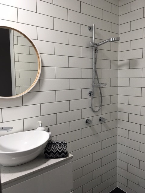 Idee per una stanza da bagno con doccia contemporanea con ante lisce, ante bianche, piastrelle diamantate e lavabo a bacinella