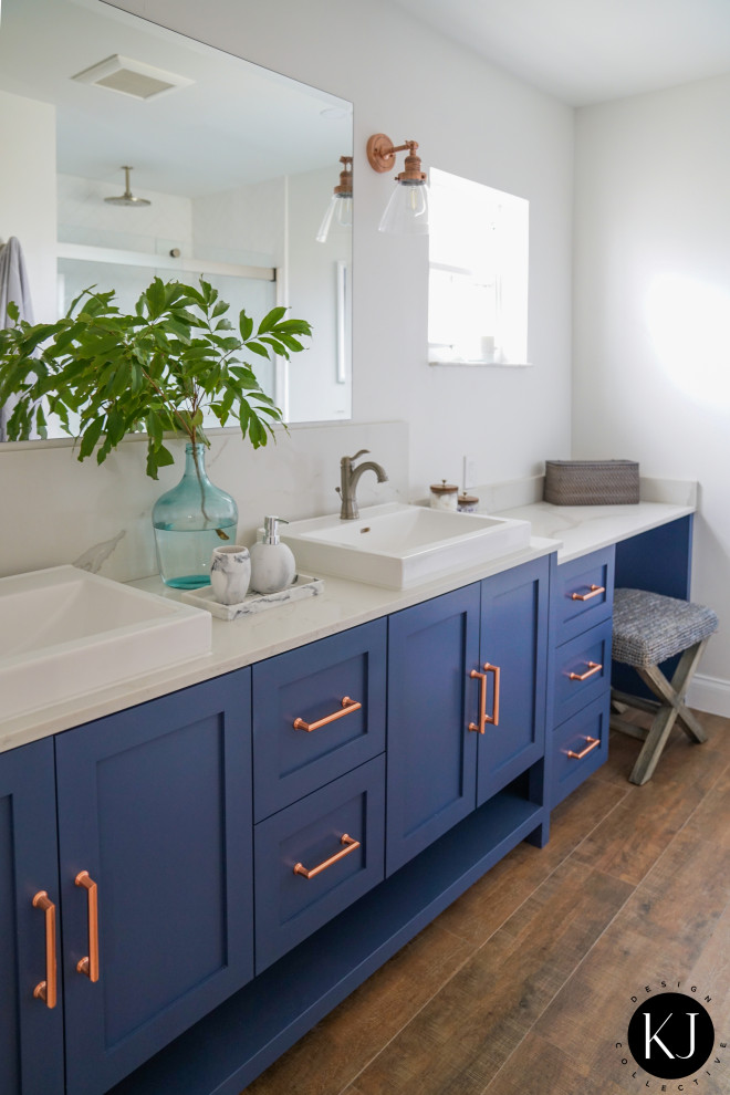 Inredning av ett modernt mellanstort vit vitt en-suite badrum, med skåp i shakerstil, blå skåp, en toalettstol med hel cisternkåpa, vit kakel, vita väggar, klinkergolv i porslin, brunt golv och dusch med skjutdörr