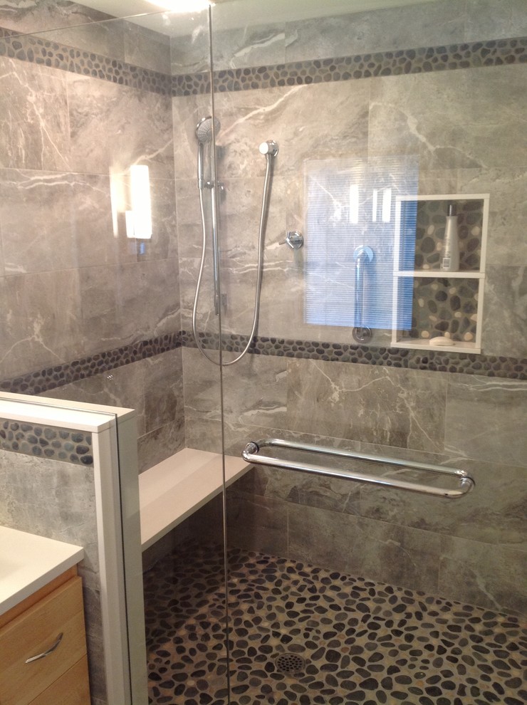 Klassisches Badezimmer mit Quarzit-Waschtisch, Duschnische, grünen Fliesen und Porzellanfliesen in Boston