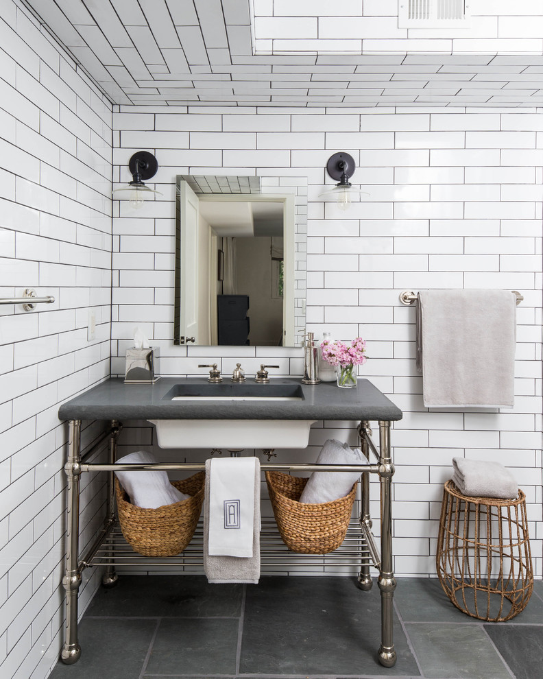 На фото: ванная комната в стиле кантри с консольной раковиной и открытыми фасадами